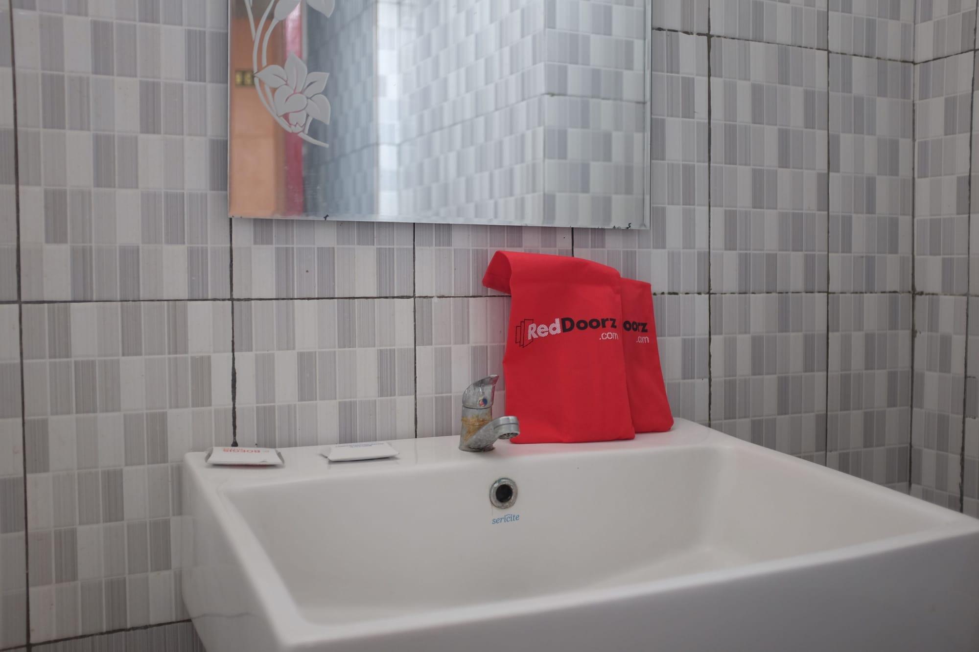 Reddoorz Plus Near Senen Джакарта Екстериор снимка