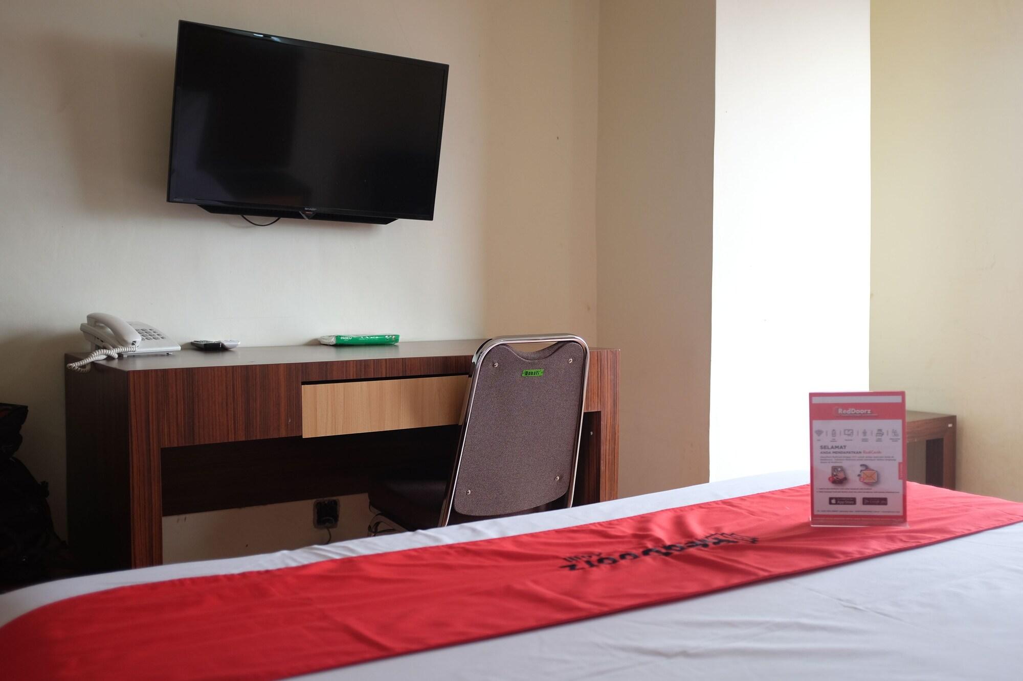 Reddoorz Plus Near Senen Джакарта Екстериор снимка